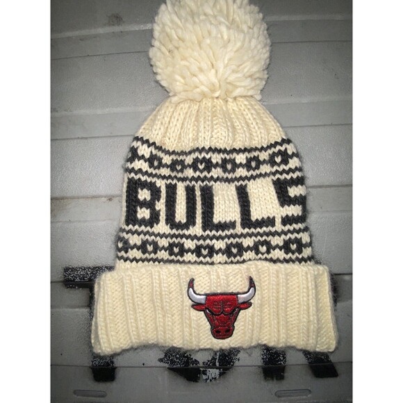 Chicago Bulls Winter Hat Beanie Pom Pom White NWT OSFM - Picture 1 of 3